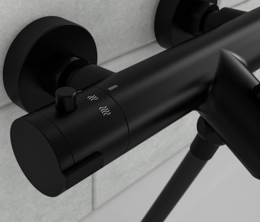 Detailaufnahme einer schwarzen Thermostat-Wannenfüllarmatur »London«.