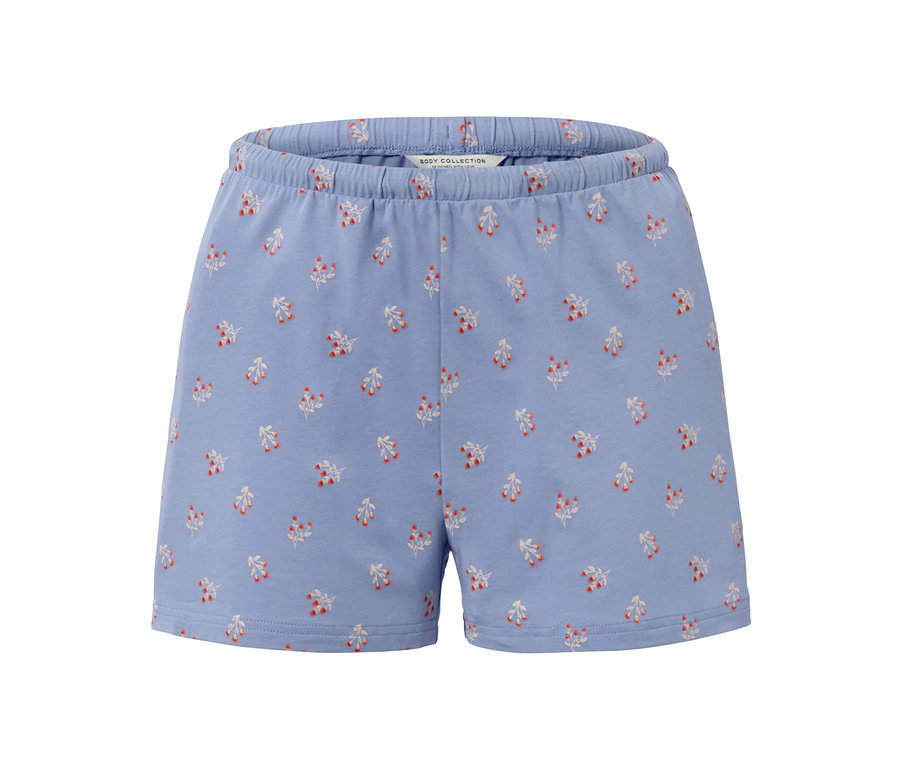 Blaue Shorts mit Blumenmuster.
