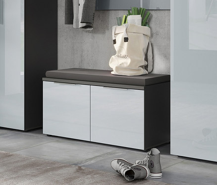 Schuhbank »Nordlia« mit grauem Sitzkissen und Einkaufstasche.