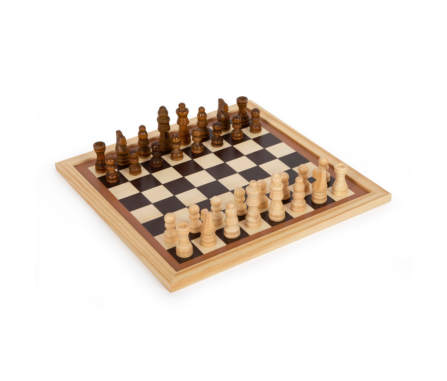 Schachbrett mit hellen und dunklen Holzfiguren. Teil der small foot Spielesammlung, 7 Klassiker.