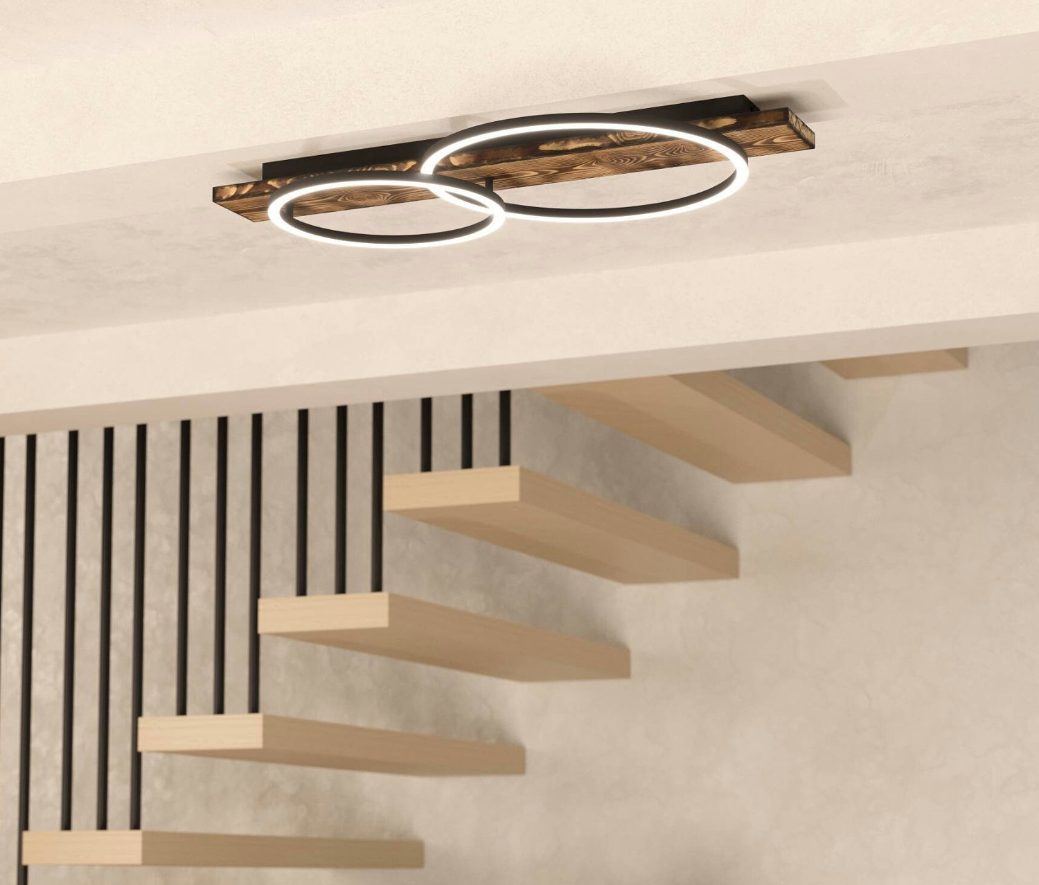 Eine Eglo 2er-LED-Deckenleuchte »Boyal« ist an einer Holzdecke montiert. Im Hintergrund sind eine Treppe und eine Pflanze zu sehen.