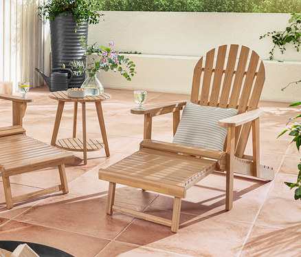 Doppelter und Single Adirondack Relax-Sessel mit ausziehbarer Fußlehne stehen auf einer Terrasse mit 2 Outdoor-Kissen in Leinen-Haptik.