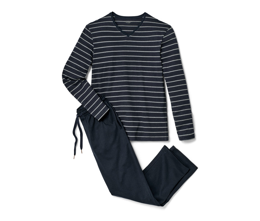 Ein dunkelblauer Pyjama mit einem langärmeligen, gestreiften Oberteil liegt neben einer dunkelblauen Pyjamahose.