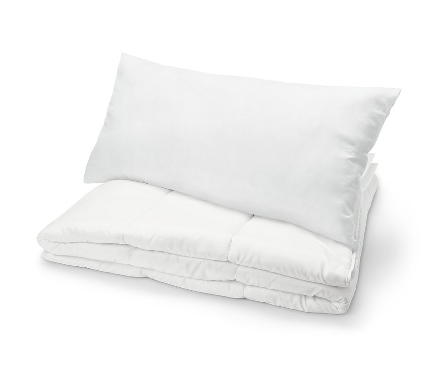 Ein weißes, 2-teiliges Betten-Set mit einem Kissen obenauf.