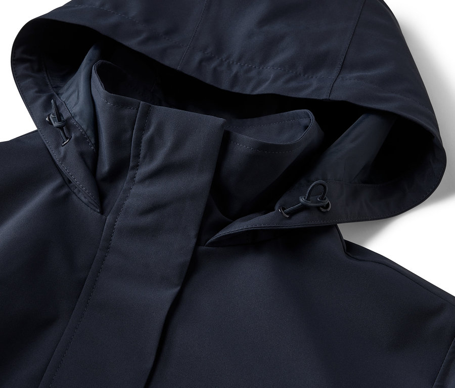 Detailansicht der Kapuze eines Regentrenchcoats.