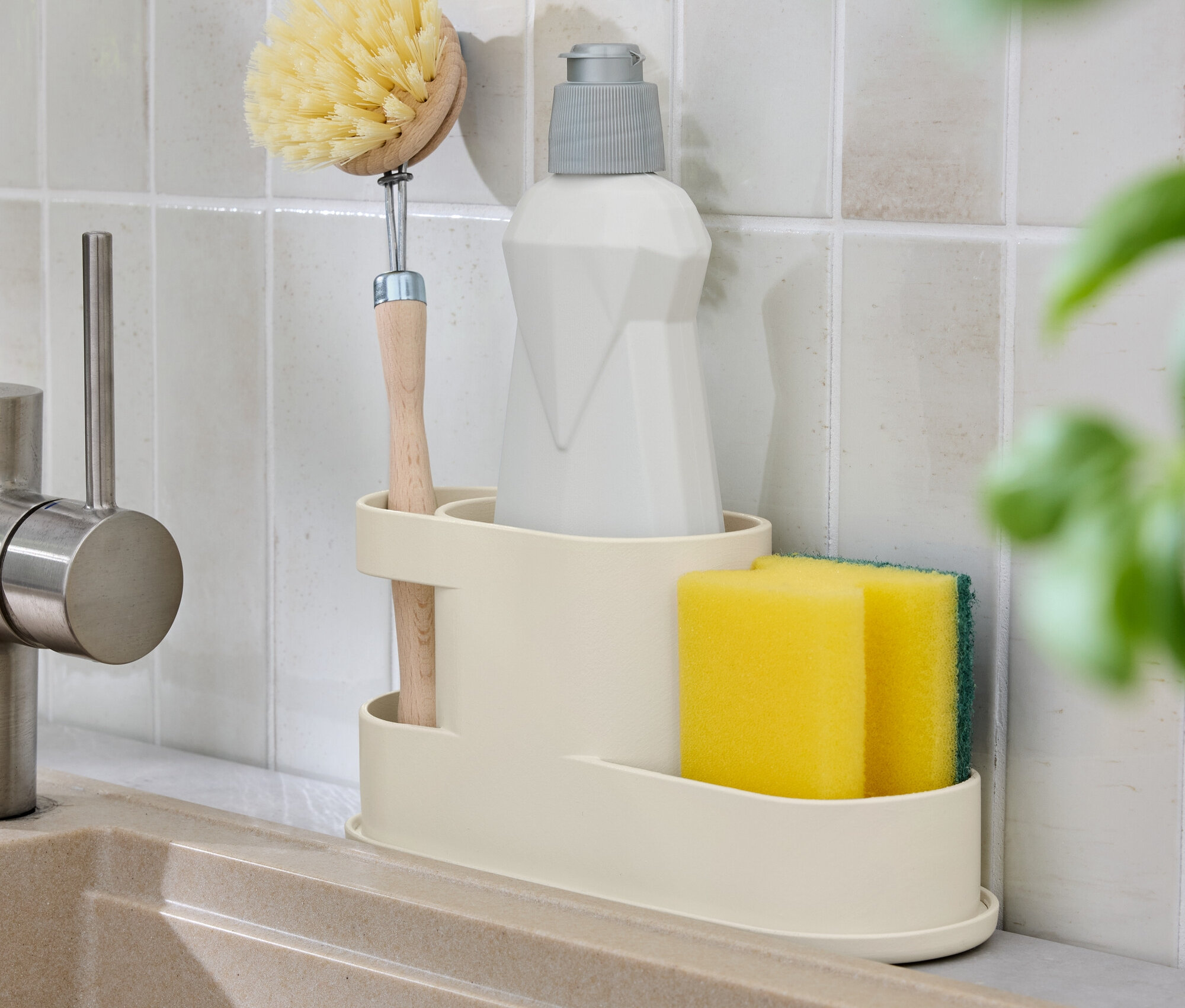 Spülbecken mit Halter für Bürste, Schwamm und Spülmittel.