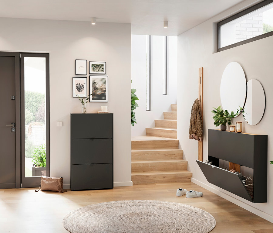 Eingangsbereich mit Schuhschrank, Spiegeln und Treppe.