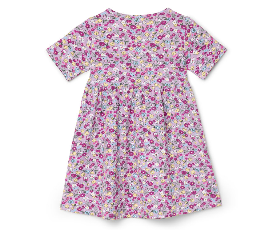 Lila Kleid mit kurzen Ärmeln und Blumenmuster.