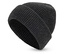 Nahaufnahme einer schwarzen Strickmütze auf weißem Hintergrund.