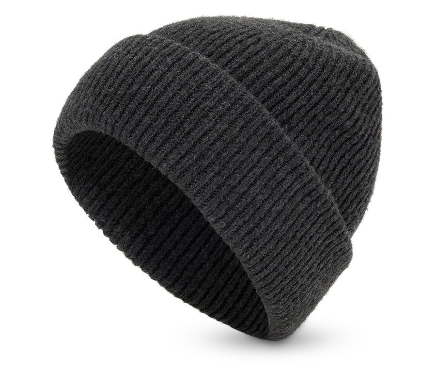 Nahaufnahme einer schwarzen Strickmütze auf weißem Hintergrund.