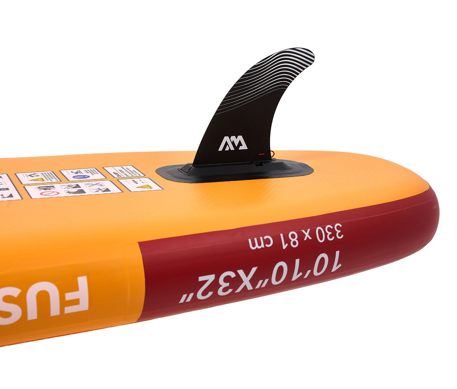 Detailansicht eines orangefarbenen Aqua Marina SUP Boards »Fusion« 10'10" mit rotem Streifen und schwarzer Finne.