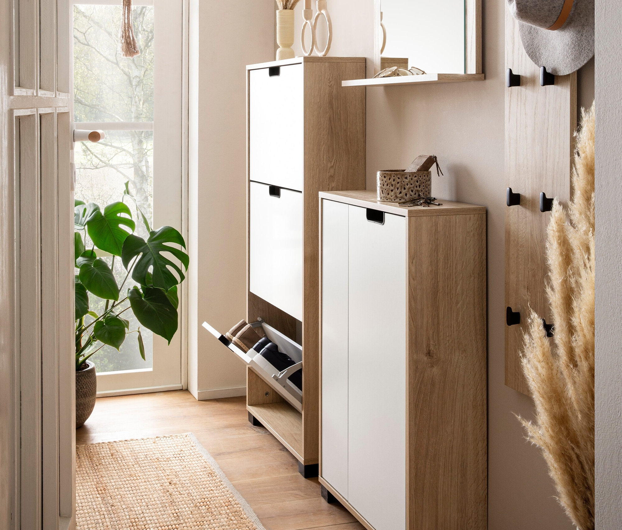 Flur mit Schuhschrank »Emmik«, weißeiche-matt-weiß, klein, Kommode »Emmik«, weißeiche-matt-weiß und Schuhschrank »Emmik«, weißeiche-matt-weiß, groß.