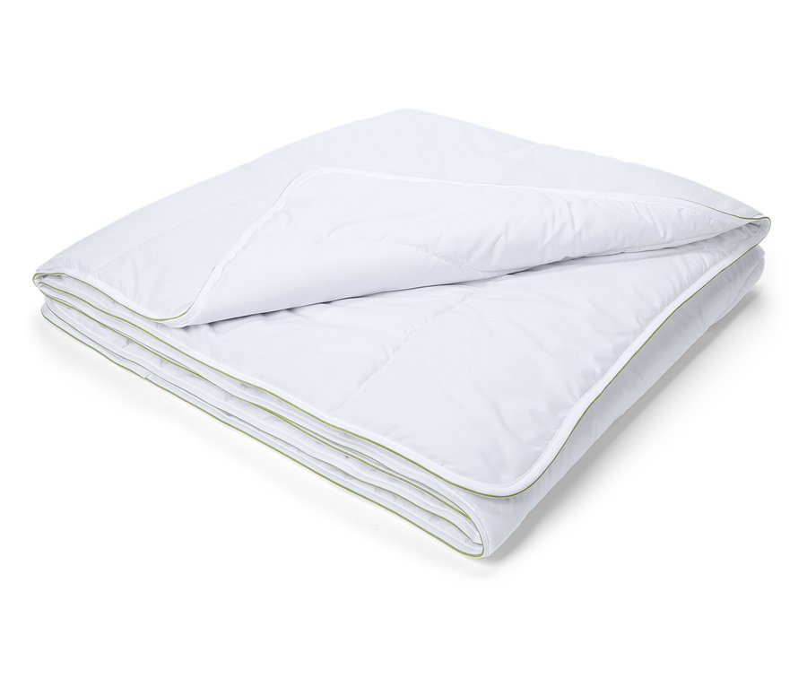Gefaltete, weiße irisette® greenline Steppdecke Dacron®-Aktivkohle.