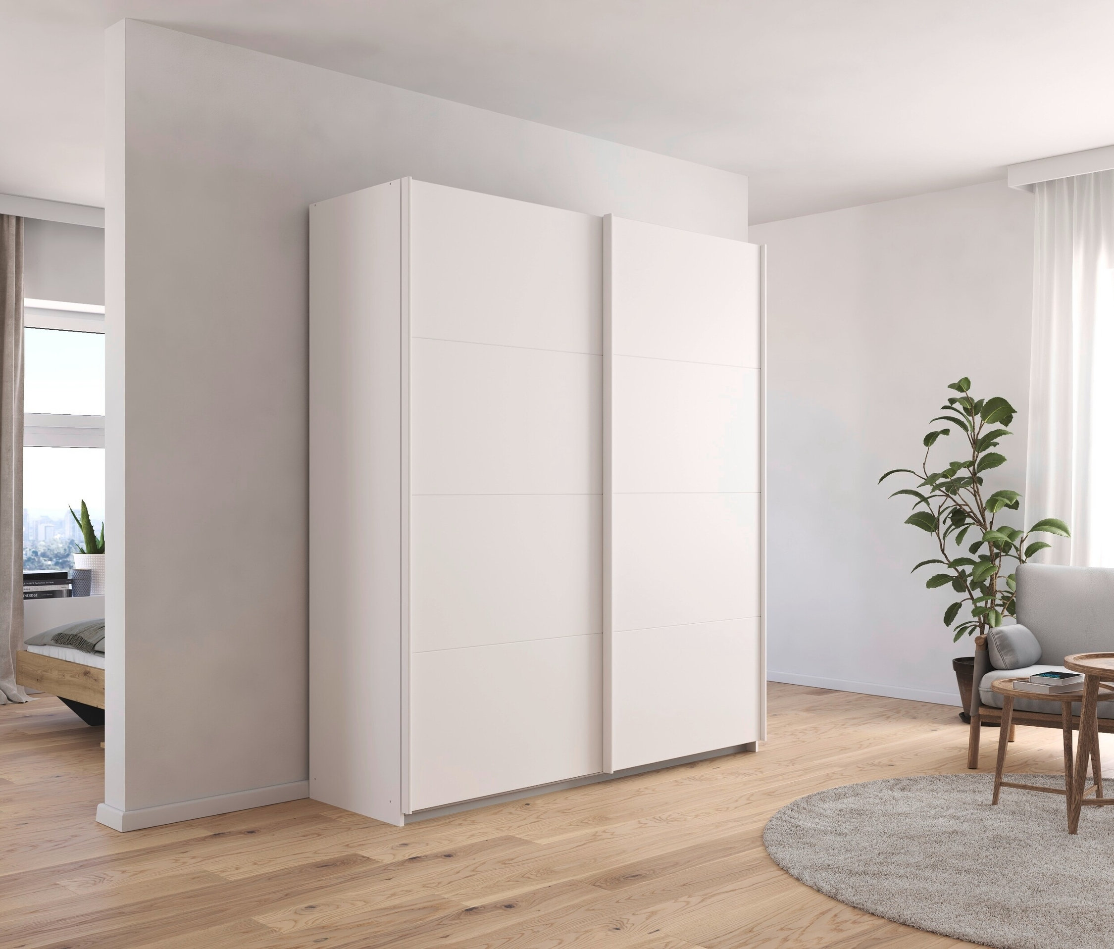 Ein weißes Zimmer mit einem Schiebetürenschrank, einem Stuhl und einem kleinen Tisch.