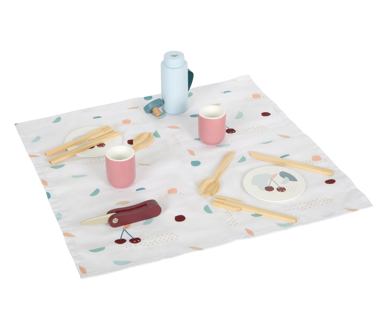 Auf einem Tuch liegen Teller, Besteck, Tassen und eine Thermoskanne aus dem small foot Picknickrucksack »tasty«.