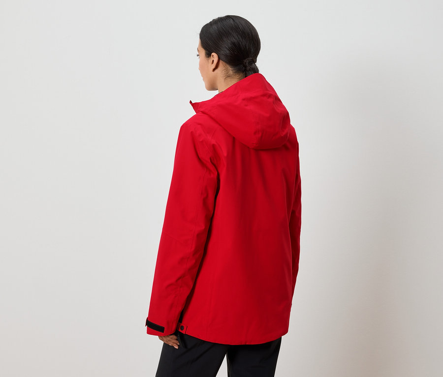 Frau mit dem Rücken zur Kamera trägt eine rote Jacke mit Kapuze.