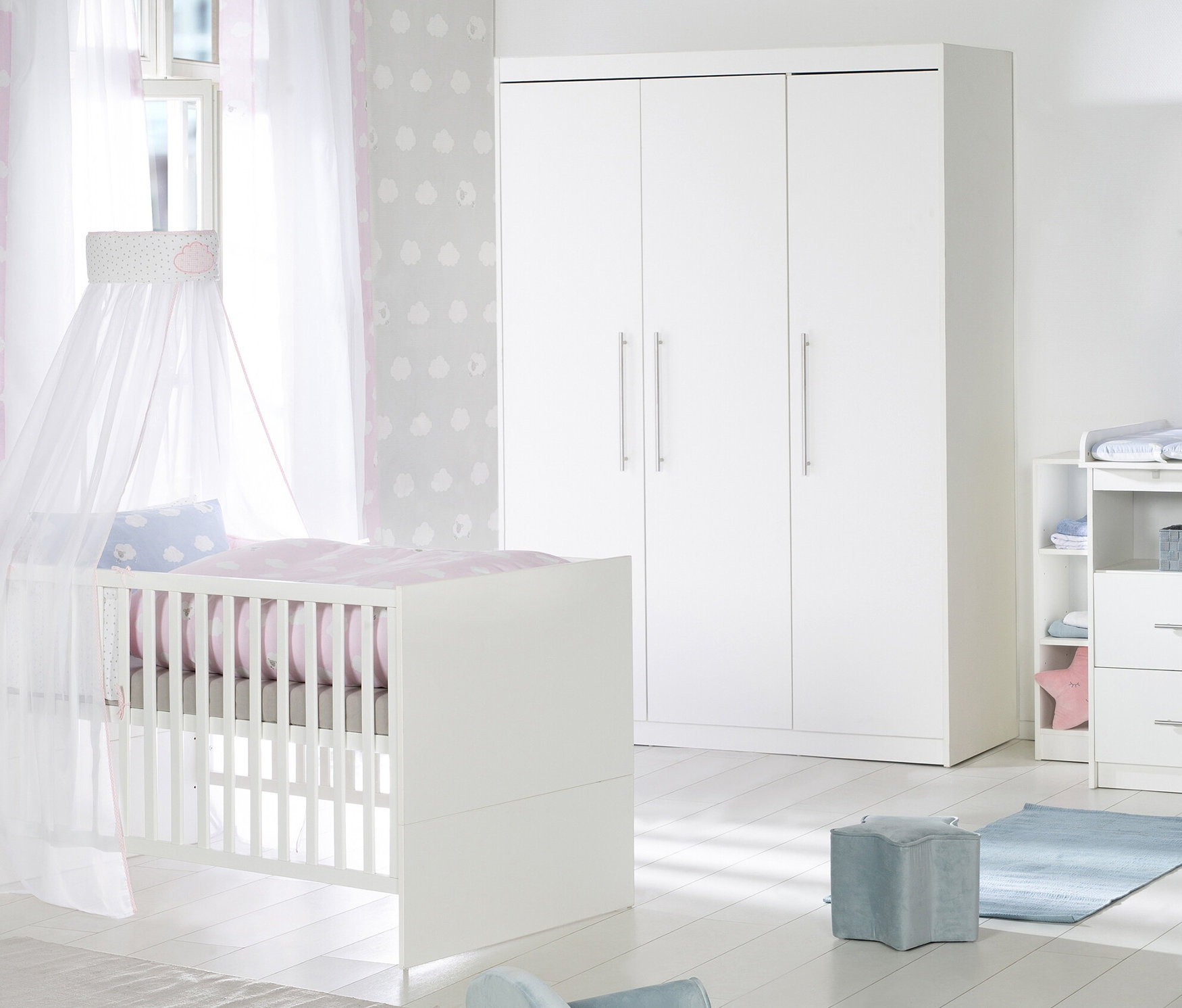 Kinderzimmer mit weißem Gitterbett, weißem roba "Maren" 3-türigem Schrank und Kommode.