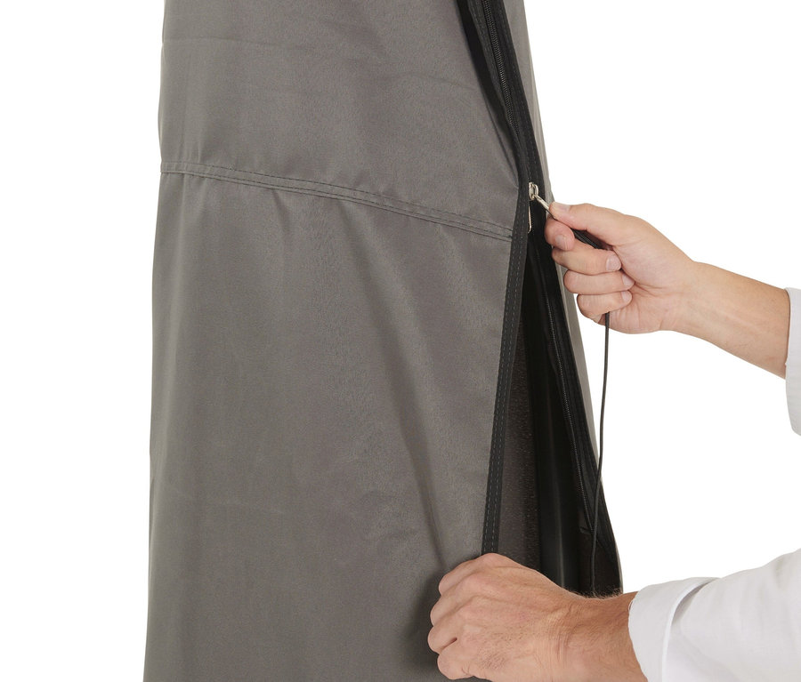 Eine Hand öffnet den Reißverschluss einer anthrazitfarbenen Hülle für einen Leco Ampelschirm.