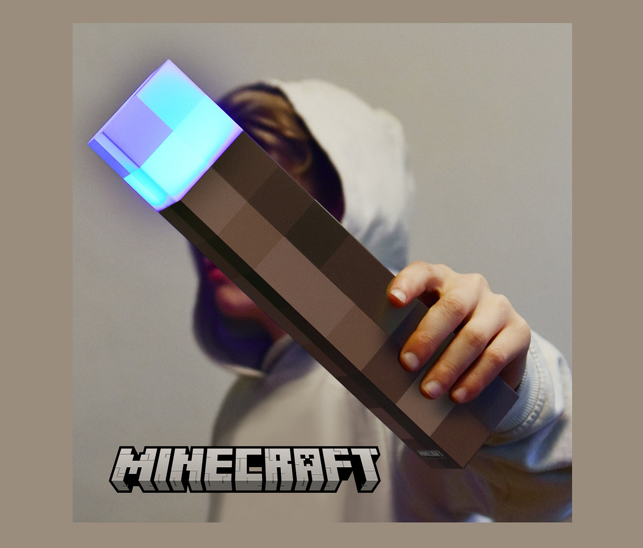 Person hält eine leuchtende MINECRAFT LED Dekoleuchte, Fackel.