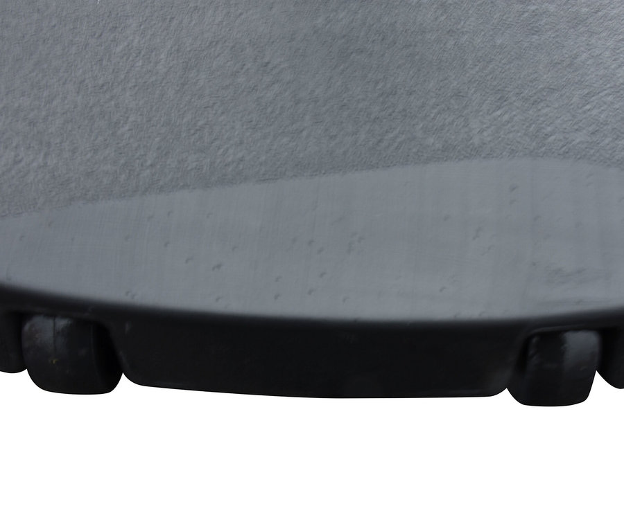 Nahaufnahme eines LECO Beton-Sonnenschirmständers mit 2 Rollen.