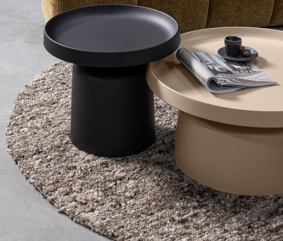 Zwei Tische stehen auf dem Woood Teppich Efia.