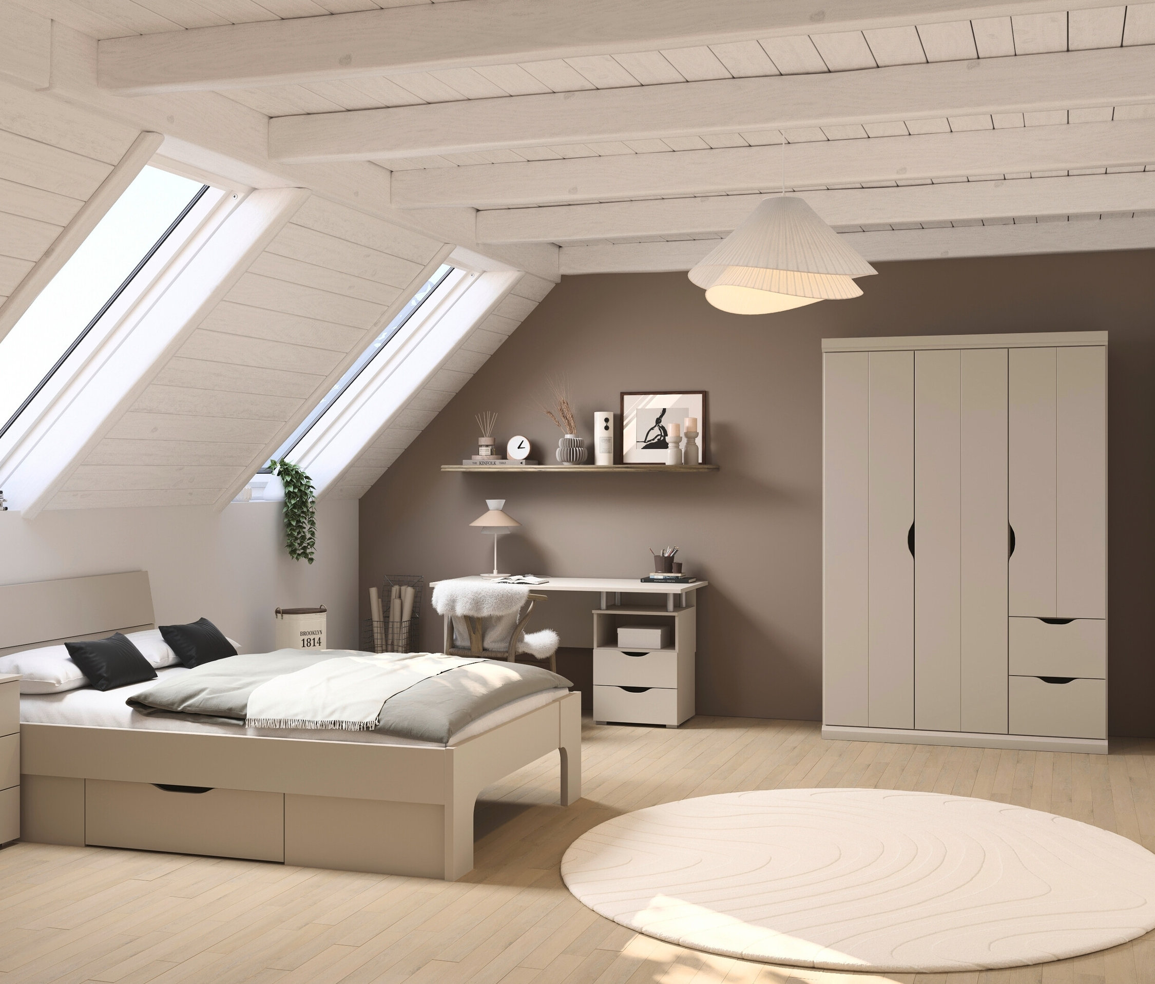 Schlafzimmer im Dachgeschoss mit beigem, 3-türigem rauch Kleiderschrank »Frieda« und Bett.
