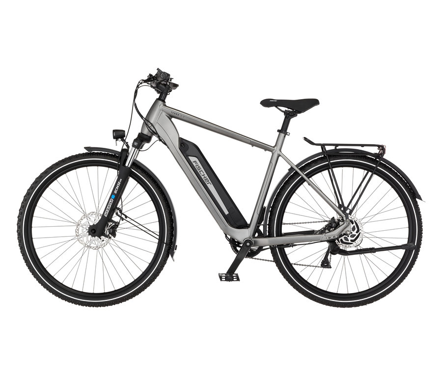 Graues FISCHER Trekking-E-Bike TERRA 2.2 ACTIVE, groß (Diamant Rahmen) steht seitlich mit sichtbarem Vorder- und Hinterrad.