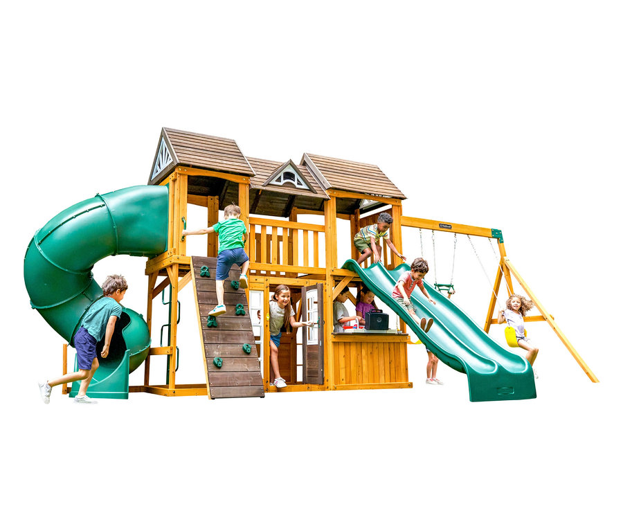 Mehrere Kinder spielen auf einem hölzernen Spielplatz mit Rutsche und Schaukel.