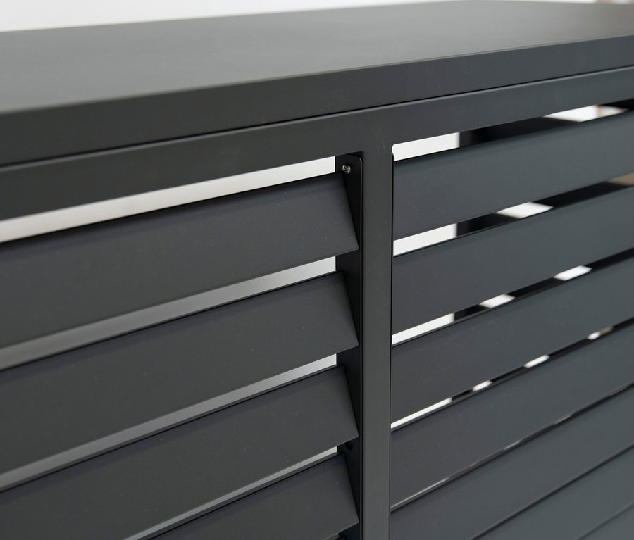 Nahaufnahme eines grauen Sichtschutzzauns mit horizontalen Lamellen.