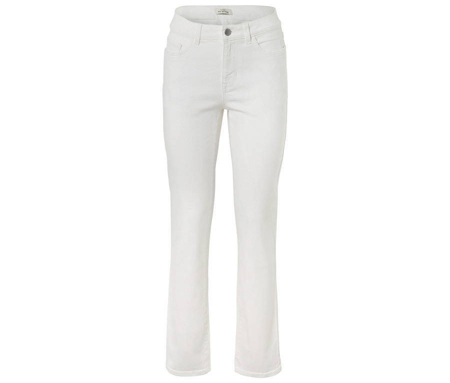 Eine weiße Jeanshose liegt auf einem weißen Hintergrund.