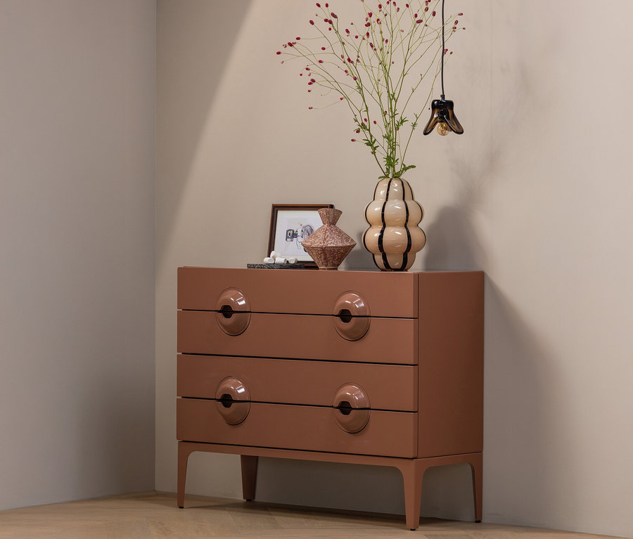 Braune WOOOD Kommode »Merge« mit Deko-Elementen wie Vasen und einem Bilderrahmen auf der Oberseite.