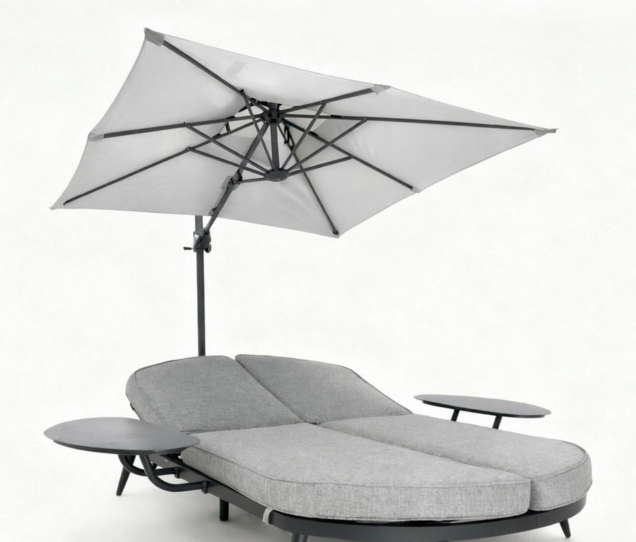 Leco Sonnenliege mit Ampelschirm in Grau mit zwei Liegeflächen und zwei kleinen Tischen unter einem grauen Sonnenschirm.