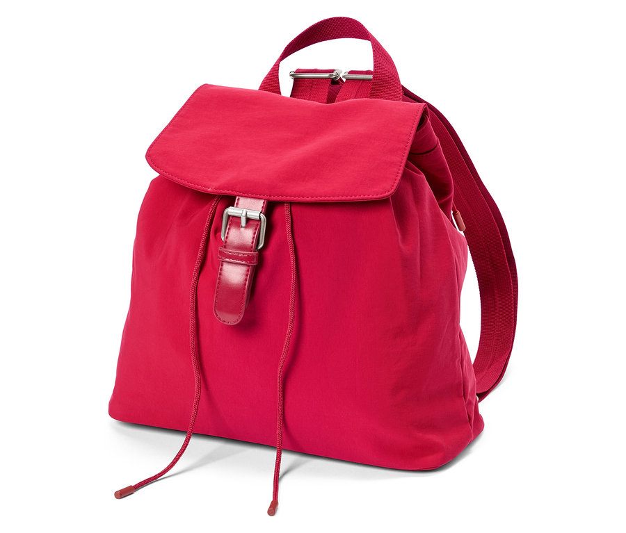 Roter Rucksack mit Überschlagklappe und Schnallenverschluss liegt auf einem weißen Hintergrund.