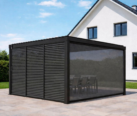Die Leco Lamellenpergola 360 x 300 cm steht auf einer Terrasse vor einem weißen Haus mit dunklen Fensterrahmen unter blauem Himmel.