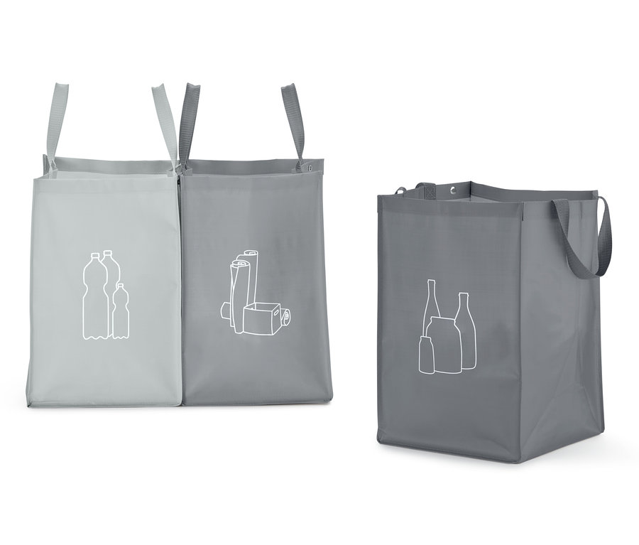 Drei graue Recycling-Abfall-Sortiertaschen mit Abfall-Symbolen.