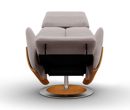 Rückansicht eines beigegrauen Relax-Liegesessels »Thimo« mit Holzarmlehnen und Drehfuss auf weißem Hintergrund.