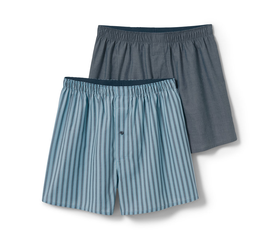Zwei Web-Boxershorts, eine blau gestreift, die andere grau.