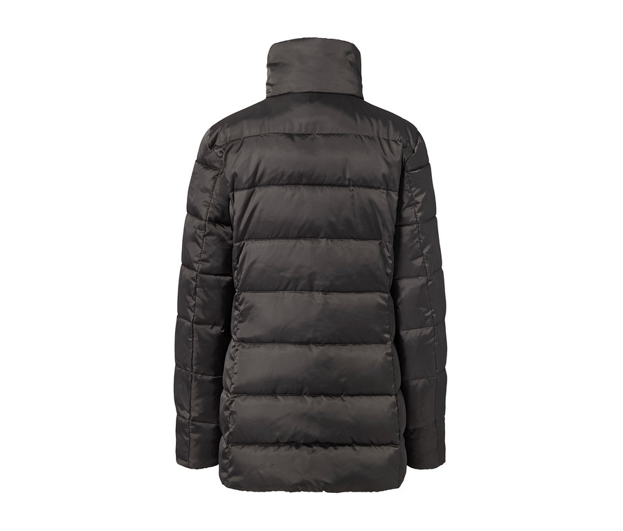 Detail der Rückseite einer längeren Steppjacke.