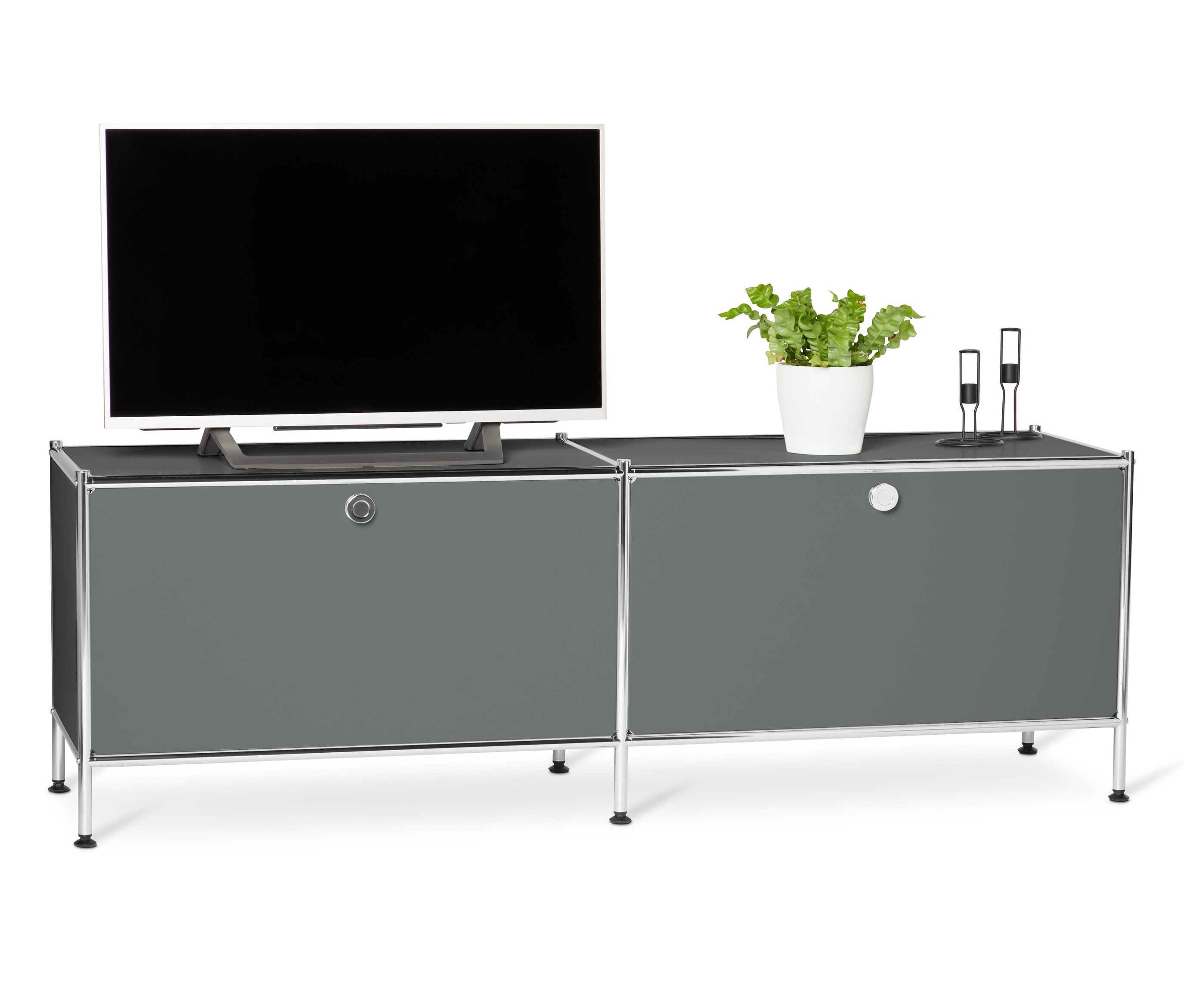 Fernseher steht auf grauem Lowboard Metall »CN3« mit Klappenfächern.