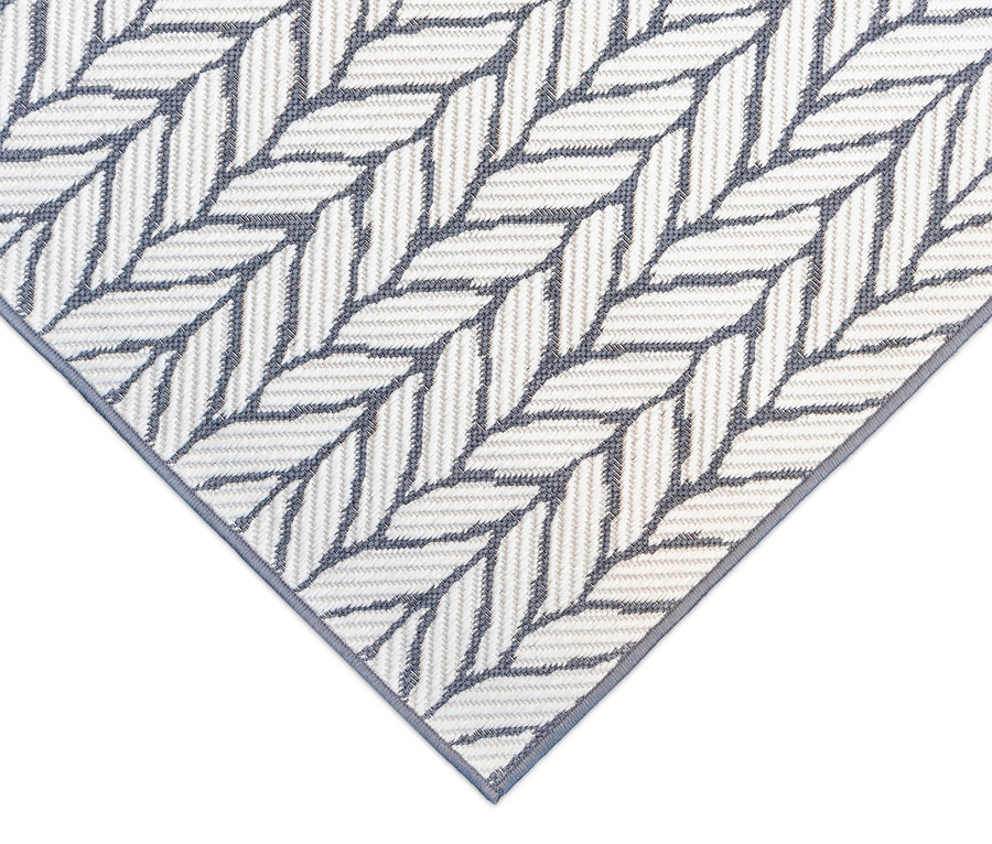 Detailansicht eines grauen Outdoor-Wendeteppichs »Knitted Joy« mit Strickmuster.