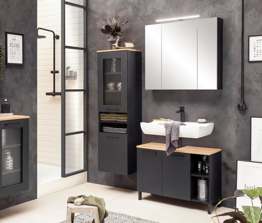 Badezimmer mit Waschbecken, Spiegel und schwarzem Hochschrank »Malte« mit Holzplatte.