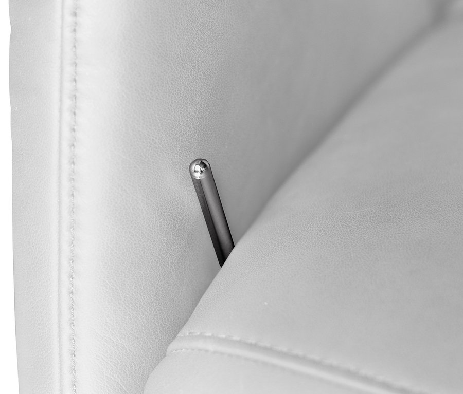 Detailansicht eines cremefarbenen »Theo« XBO-1 Liegesessels.