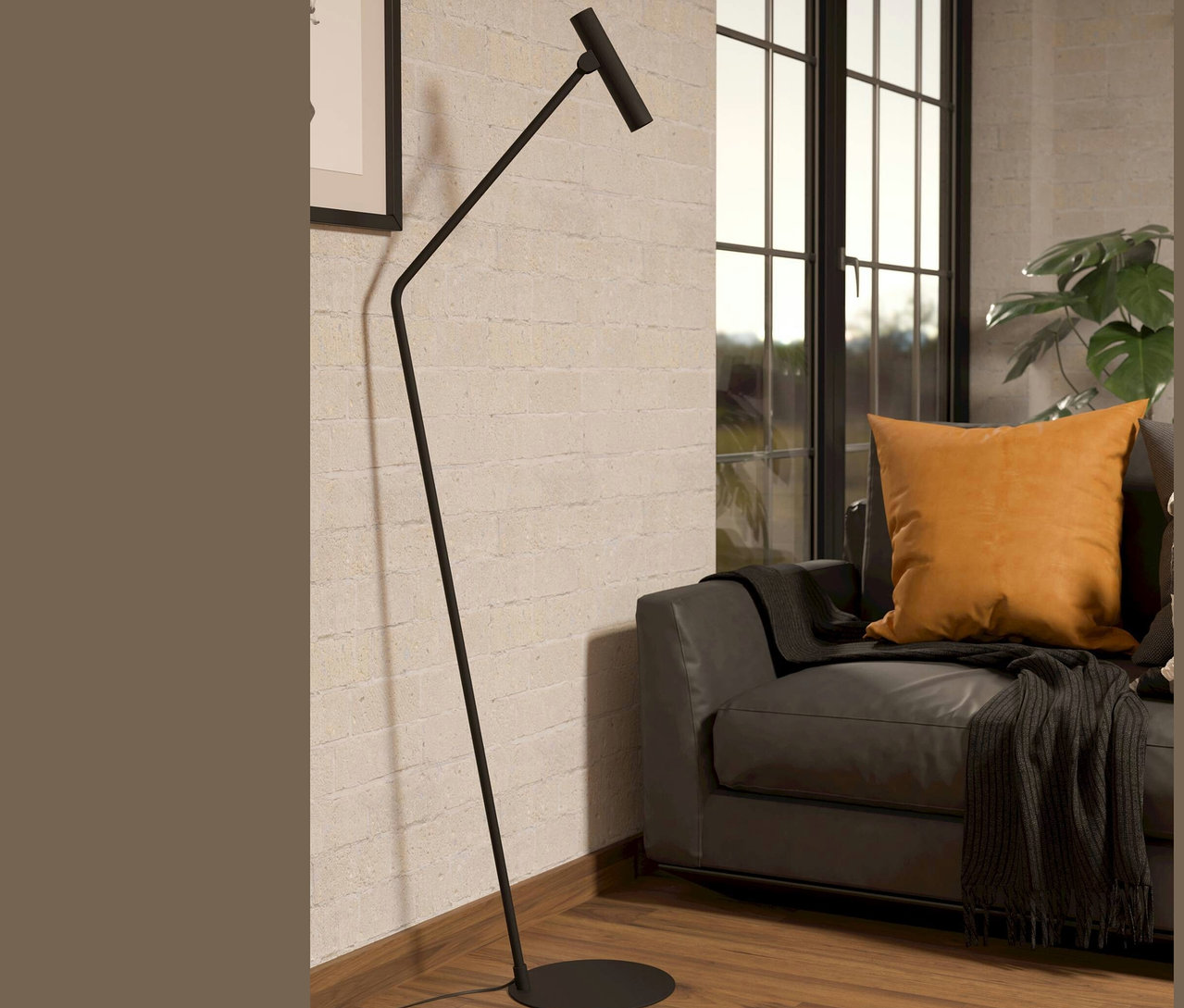 Eine schwarze Eglo Stehleuchte »Almudaina« steht neben einem grauen Sofa mit einem orangefarbenen Kissen.