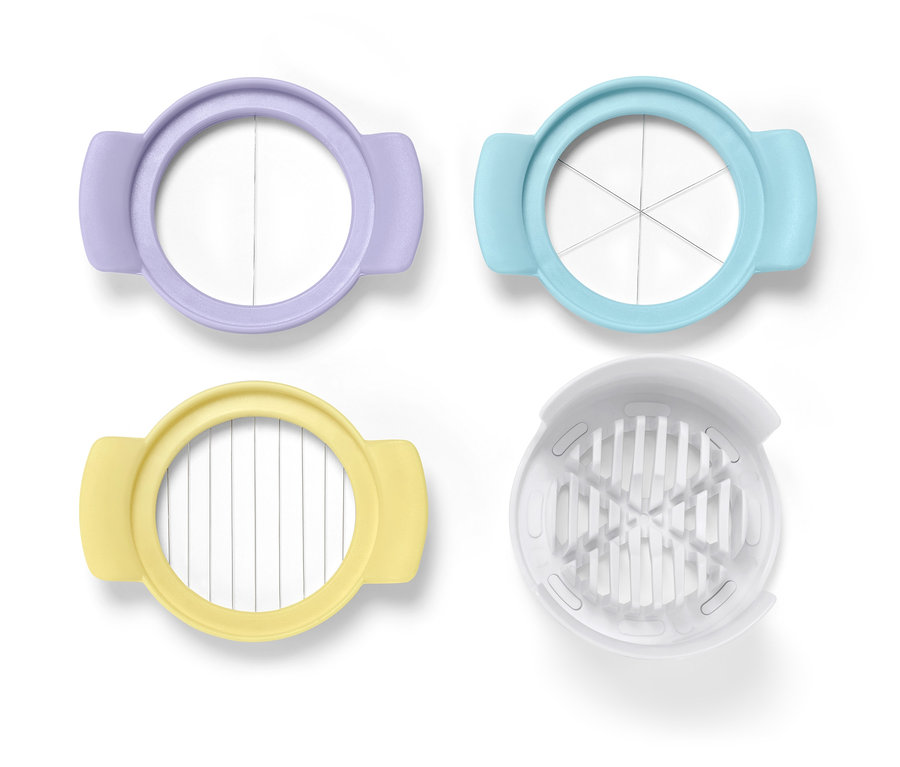 Vier 3-in-1-Eierschneider in Pastellfarben auf weißem Hintergrund.