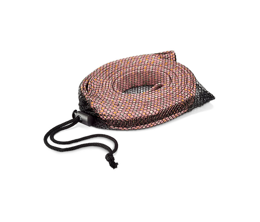 Ein zusammengerollter Gummitwist in einem schwarzen Netzbeutel.