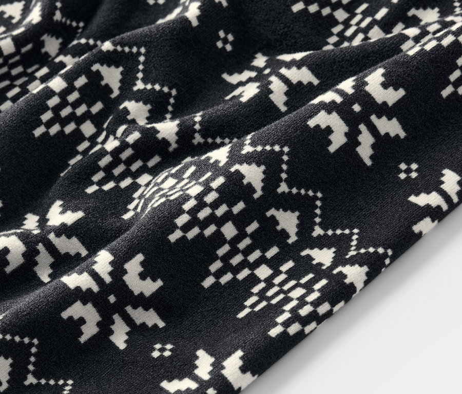 Detailaufnahme einer schwarzen Norweger-Leggings.