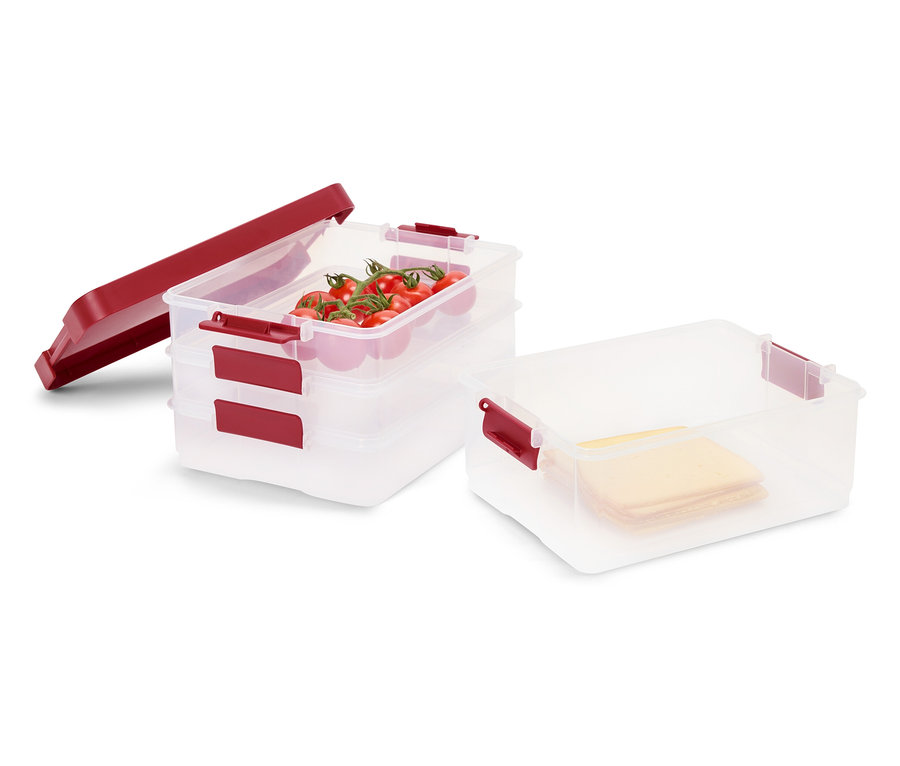Stapelbare Frischhaltedosen mit Tomaten, Käse und abgenommenem Deckel.