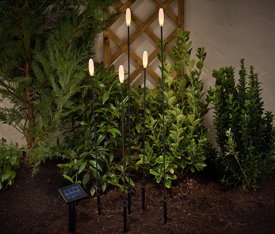Im Garten sind 5 LED-Solar-Spieße.