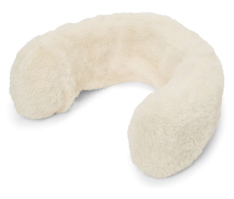 Ein U-förmiges, cremefarbenes Nackenkissen.