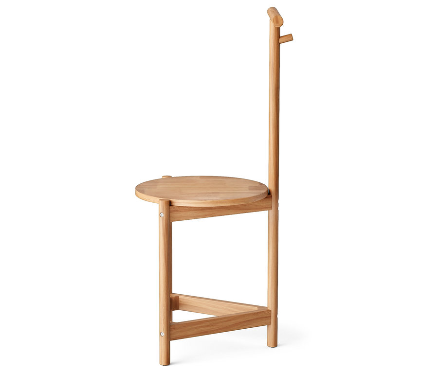 Seitenansicht eines kleinen Holztisches mit runder Platte und hoher Rückenlehne.